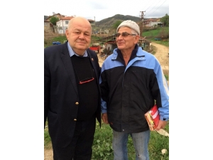 Köy Köy Gezerek Türk Bayrağı Dağıtıyor