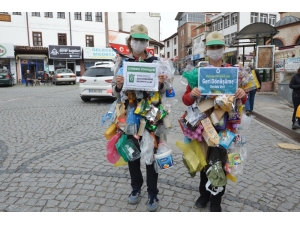 Çöpten Topladıkları Malzemelerle Kıyafet Yapıp Sokaklarda Gezdiler