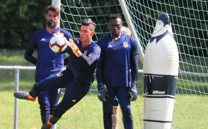 Fenerbahçe'de Oynamıyor, Devler Peşini Bırakmıyor