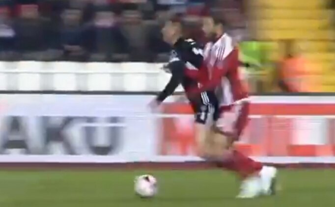 Burak Yılmaz Yerde Kaldı, Beşiktaş Penaltı Bekledi!