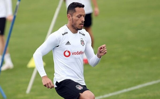 Beşiktaş'ta Adriano Için Sürpriz Karar!