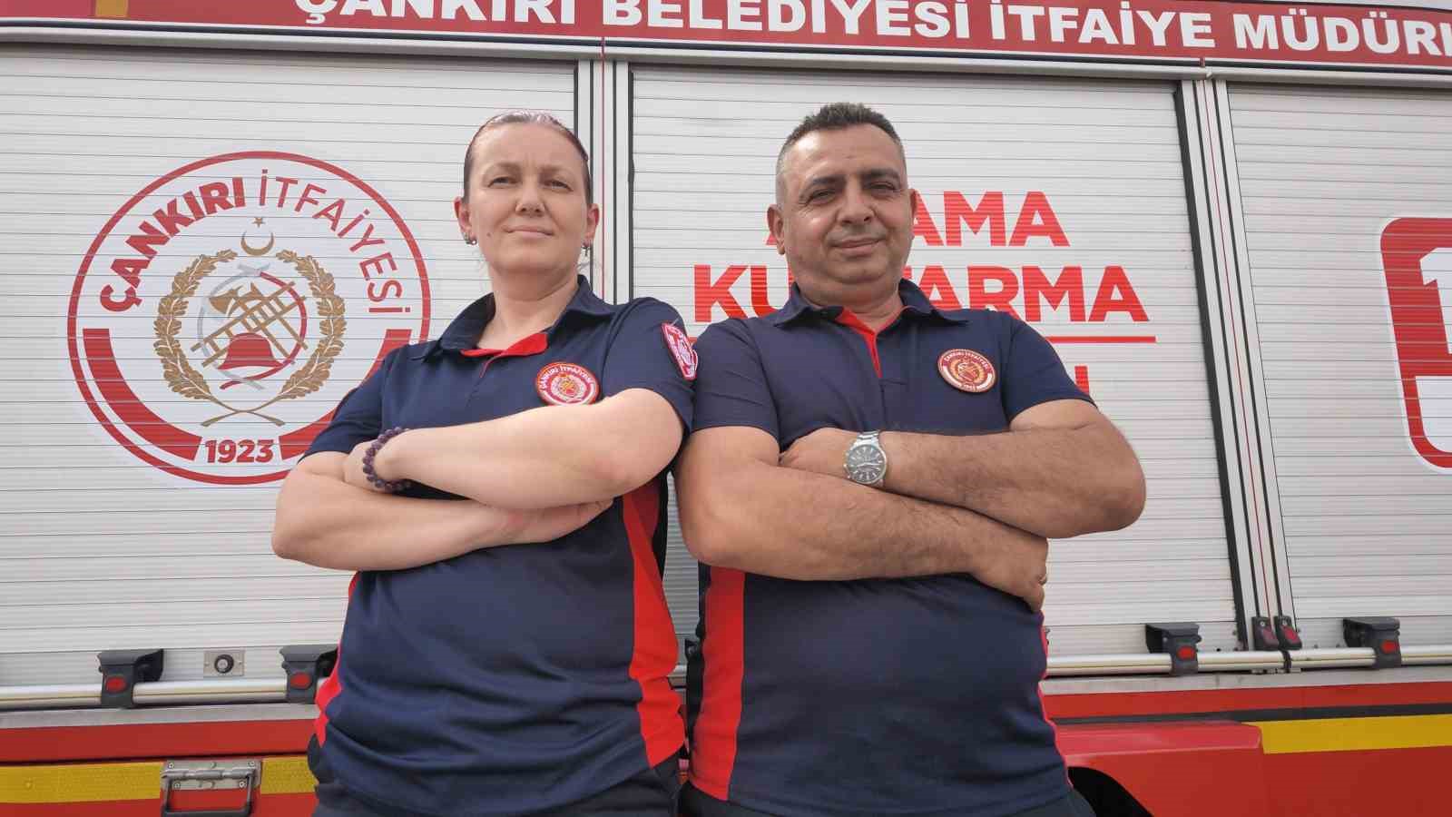 itfaiyeci-cift-birlikte-can-kurtariyor-biri-telsiz-basinda-digeri-olay-yerinde-gorevini-askla-yapiyor