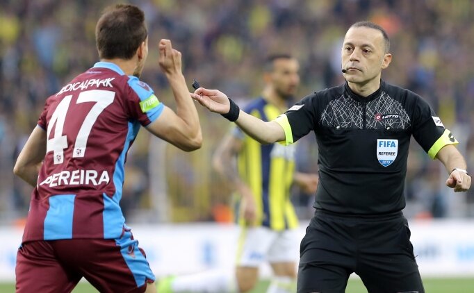 Fenerbahçeliler'den Cüneyt Çakır'a Küfürlü Tezahürat!