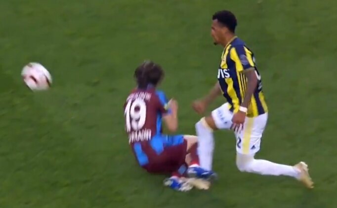 Fenerbahçe - Trabzonspor Maçında Tartışmalı Pozisyon!