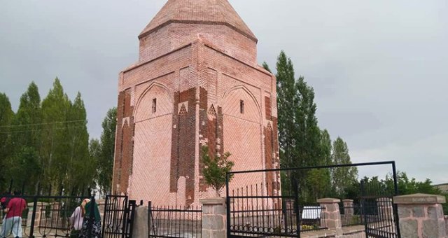 Tarihi Türbede Yapılan Restorasyon Tepkilere Neden Oldu