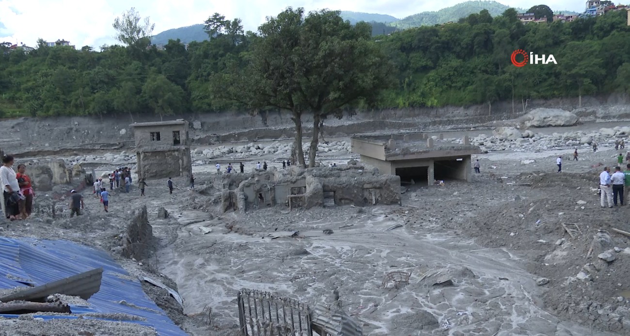 nepal-ve-cin-de-sel-felaketinde-olu-sayisi-bini-asti