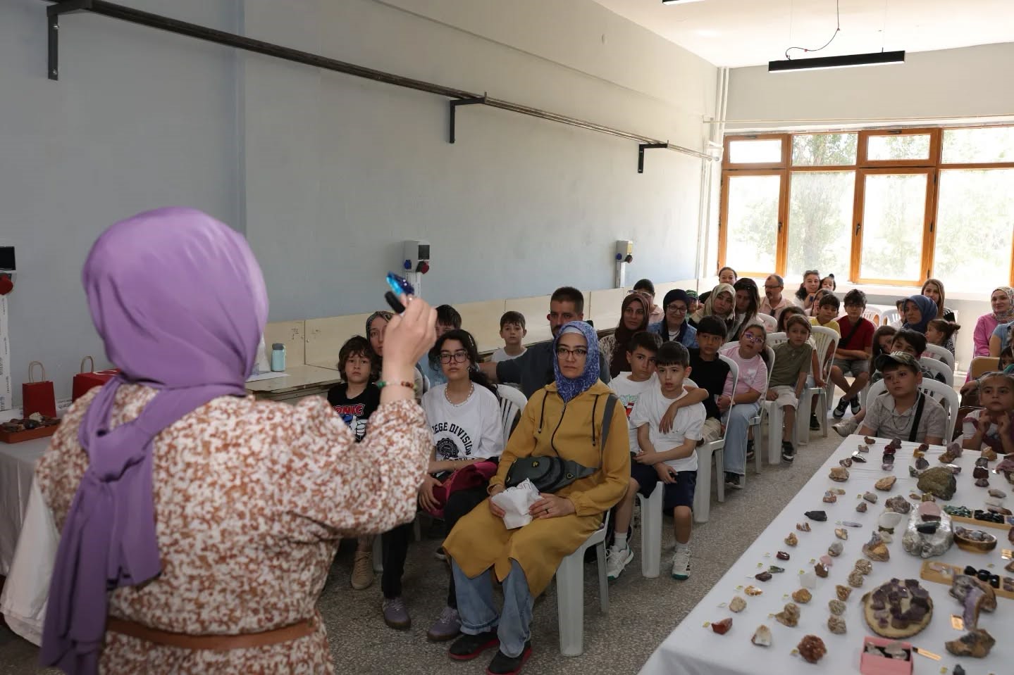 kutahya-da-cocuklar-dogal-taslarin-gizemli-dunyasini-kesfetti
