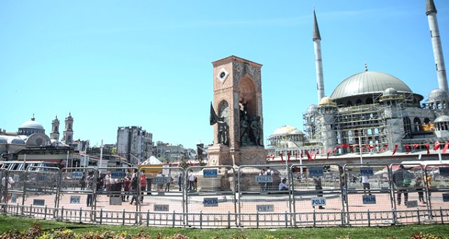 1 Mayıs'ta Taksim'de Barikatlar, Bakırköy'de Kutlama İçin Sahne Kuruldu
