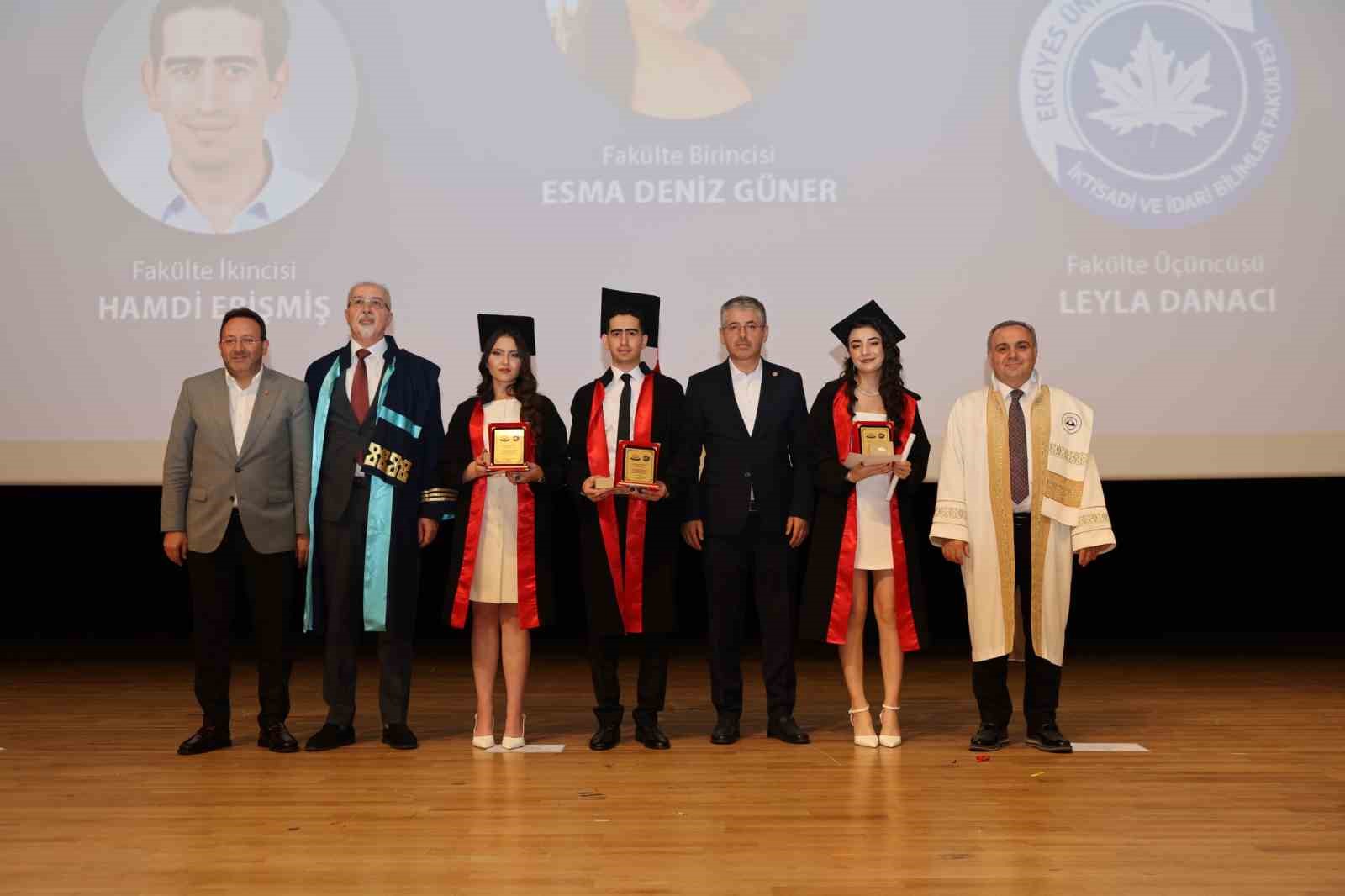 eru-iibf-44-donem-mezunlarini-verdi