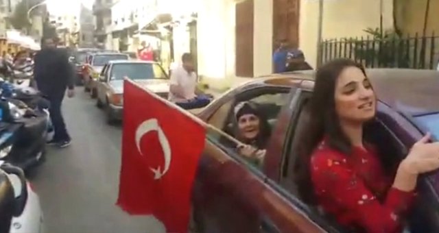 Lübnanlılar'dan Mehter Marşlı Türk Bayrağı Tepkisi