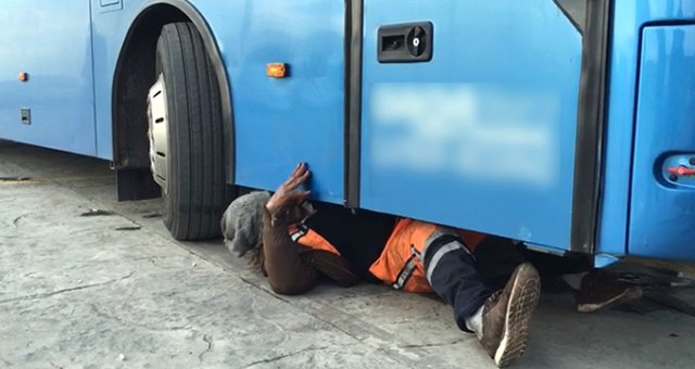 Otobüs Tekerinin Boşluğunda Yolculuk Yapmaya Çalışan Yabancı Uyruklu Şahsı Şoför Ele Verdi