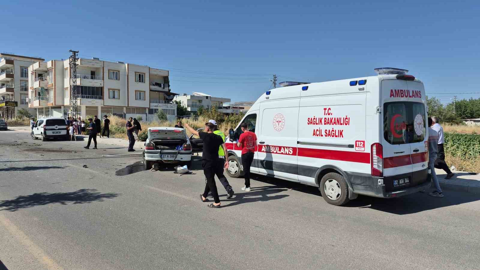 adiyaman-da-kontrolden-cikan-otomobil-karsi-seride-gecti-1-yarali
