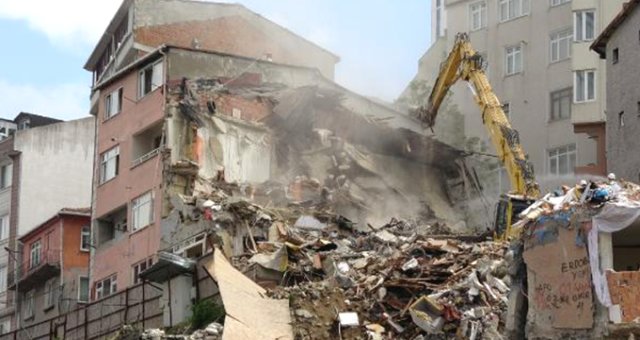 Kağıthane'de Hasarlı Binaların Yıkımına Başlandı