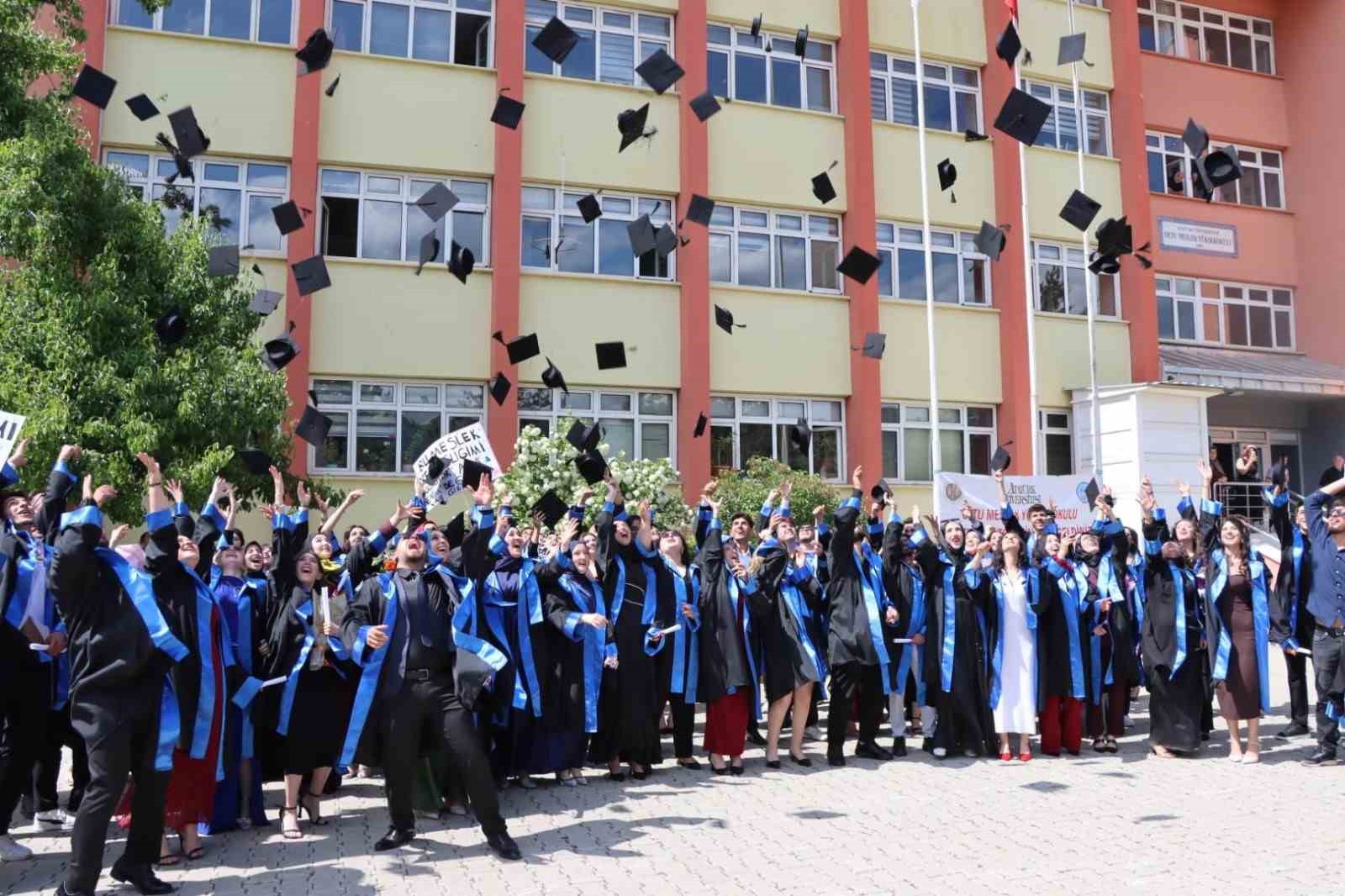 oltu-da-universitelilerin-mezuniyet-coskusu