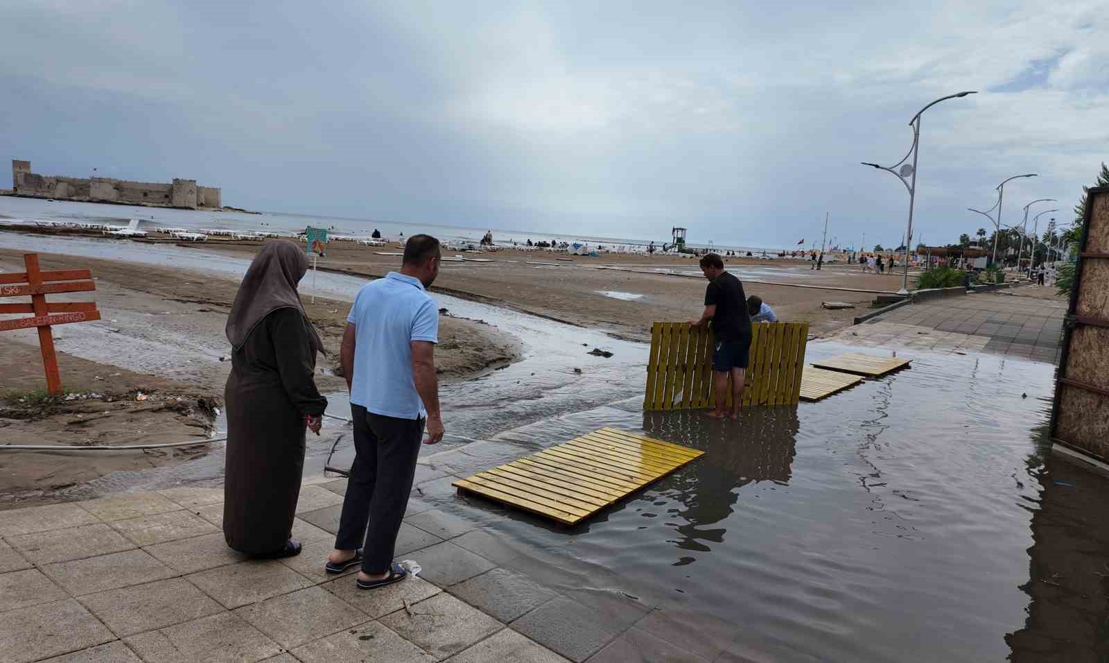 mersin-de-saganak-su-taskinlari-yasandi