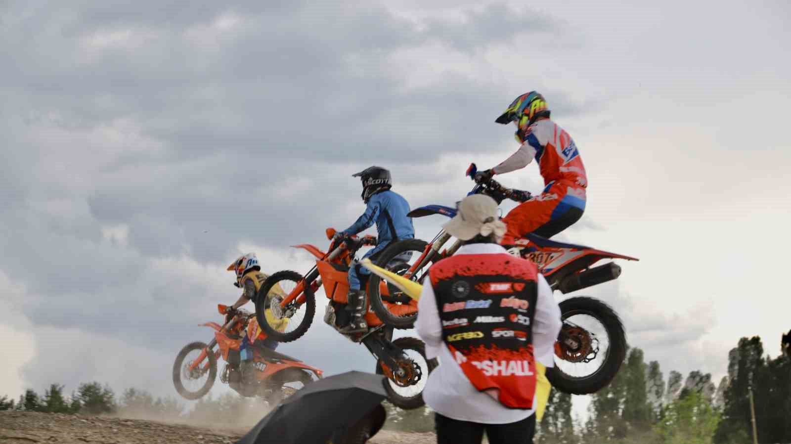 turkiye-sinirlari-icindeki-en-yuksek-rakimli-enduro-yarisi-agri-da-start-aldi