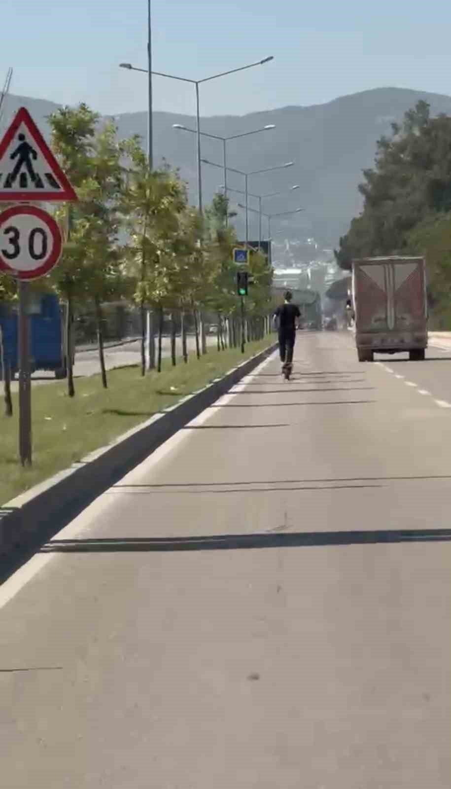 elektrikli-scooter-uzerinde-tehlikeli-yolculuk-kamerada