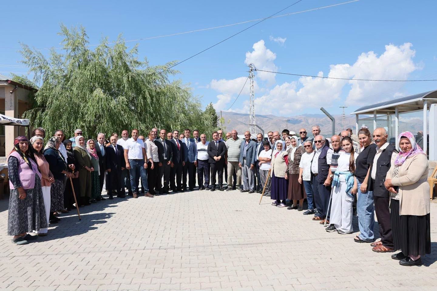 vali-aydogdu-cemal-gursel-mahallesi-nde-vatandaslarin-taleplerini-dinledi