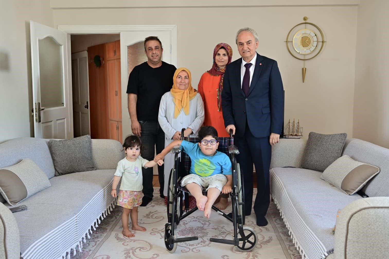 dogustan-engelli-kerem-in-karne-mutlulugu-tekerlekli-sandalye-ile-taclandi
