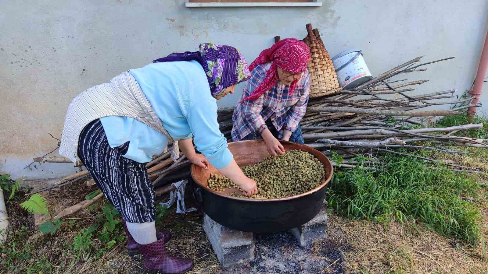 karadeniz-de-dut-pekmezi-mesaisi-basladi-kazanlar-sifa-icin-kayniyor