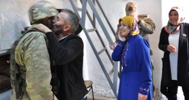Sınırda Nöbet Tutan Mehmetçiğe, Anneler Günü Sürprizi