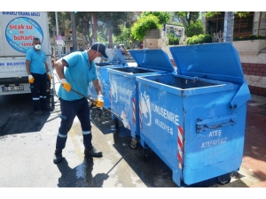 Yunusemre’de Konteynerler Temizleniyor