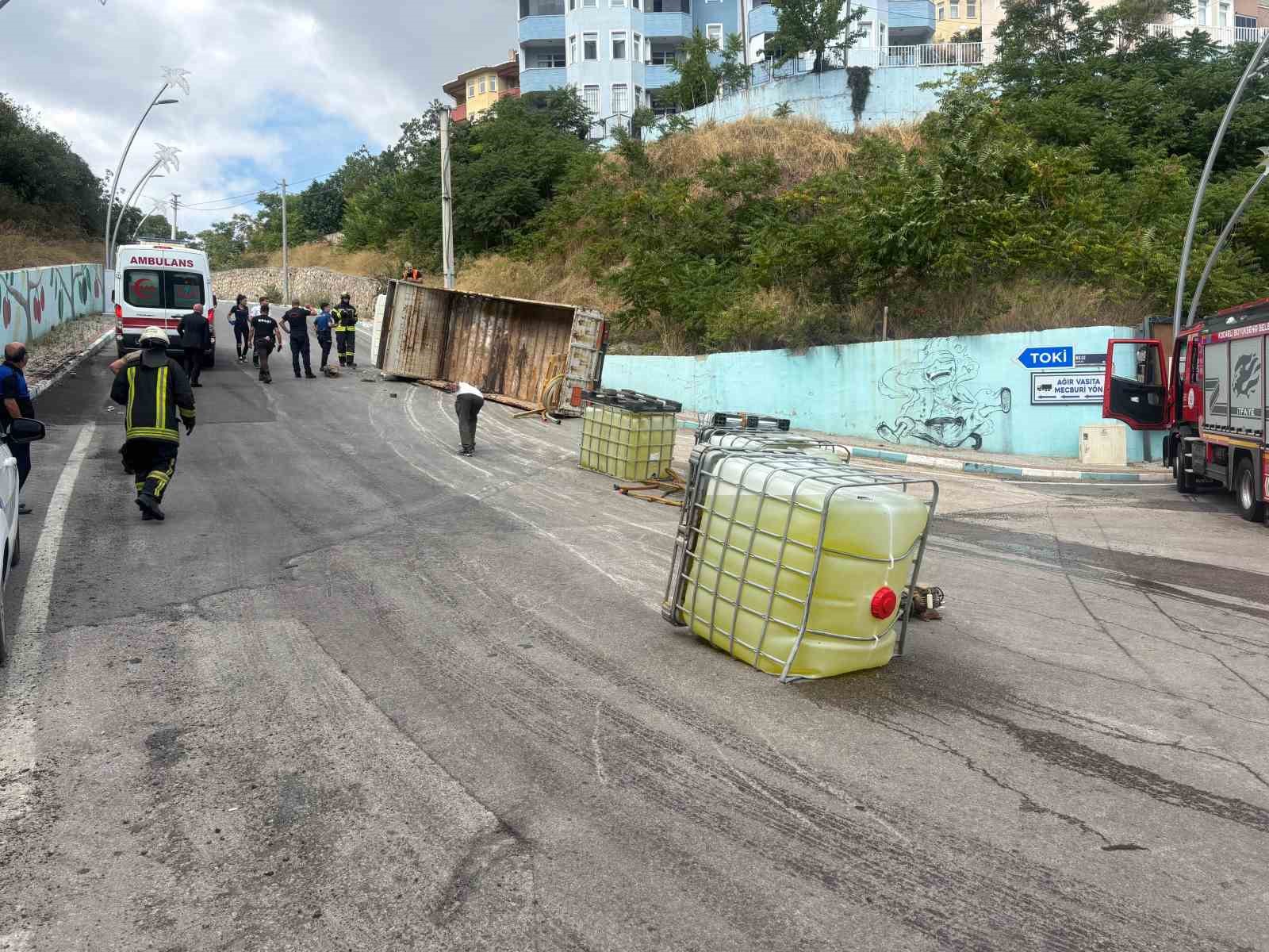 camasir-suyu-tanklarini-tasiyan-kamyon-devrildi-1-yarali