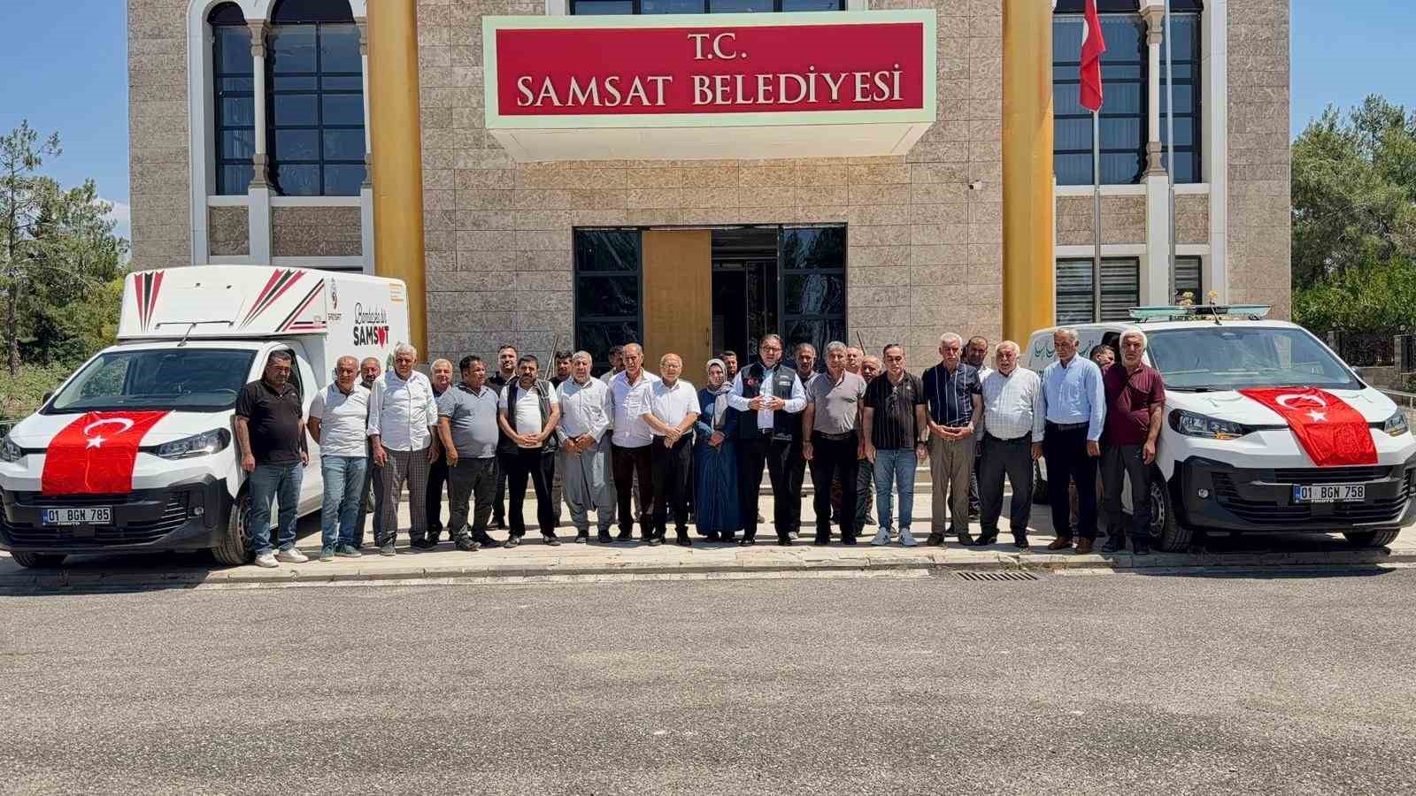 baskan-firat-iki-araci-sahsi-butcesi-ile-alarak-belediyeye-hibe-etti