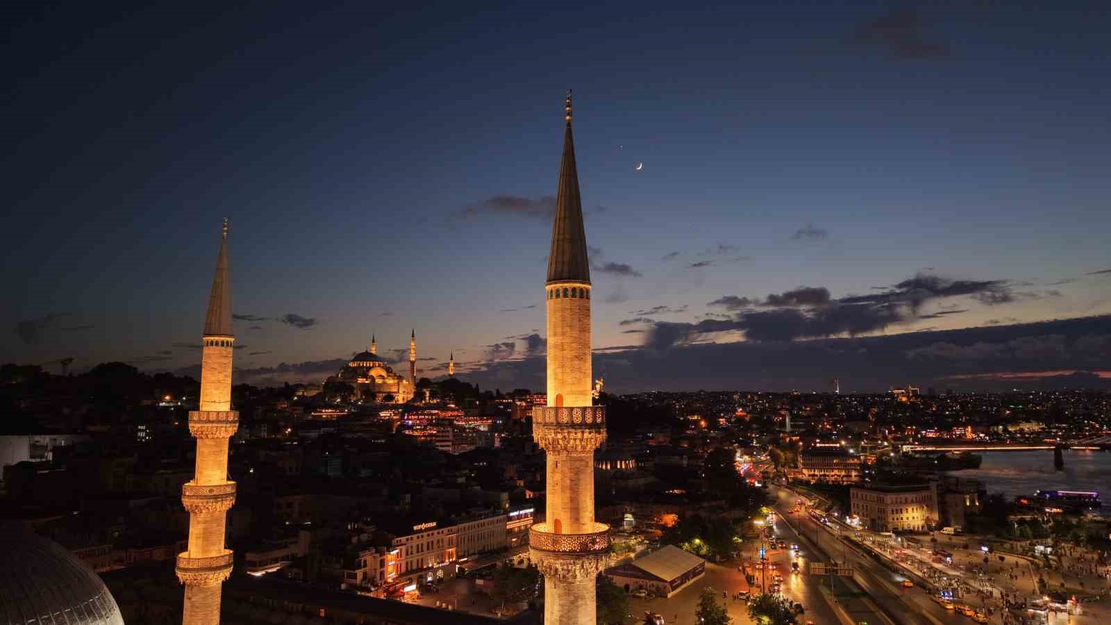 istanbul-semalarinda-ay-yildiz-goz-kamastirdi