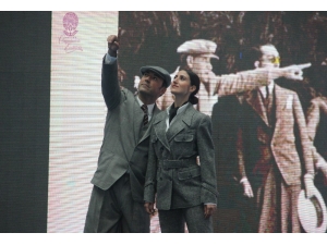 Mankenler Atatürk’ün Giysilerini Sergiledi