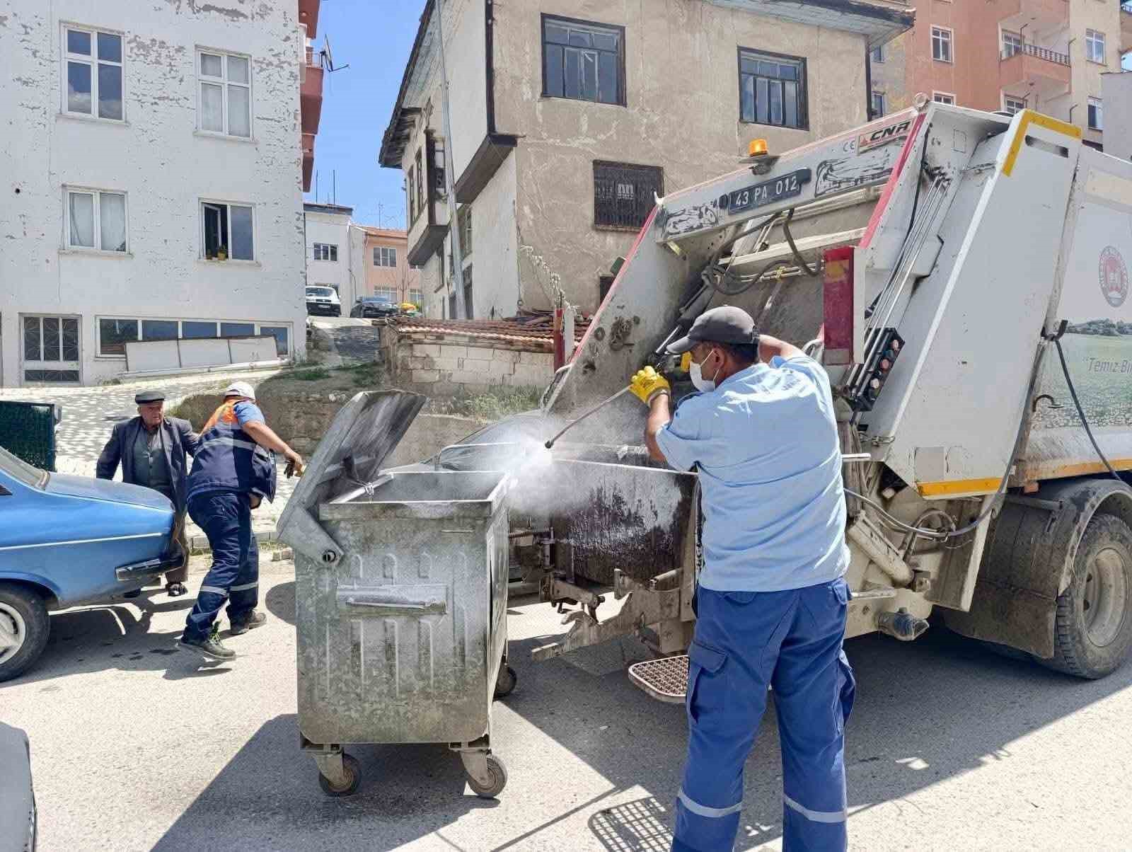 hisarcik-ta-cop-konteynerlerinde-temizlik-ve-dezenfeksiyon-calismasi