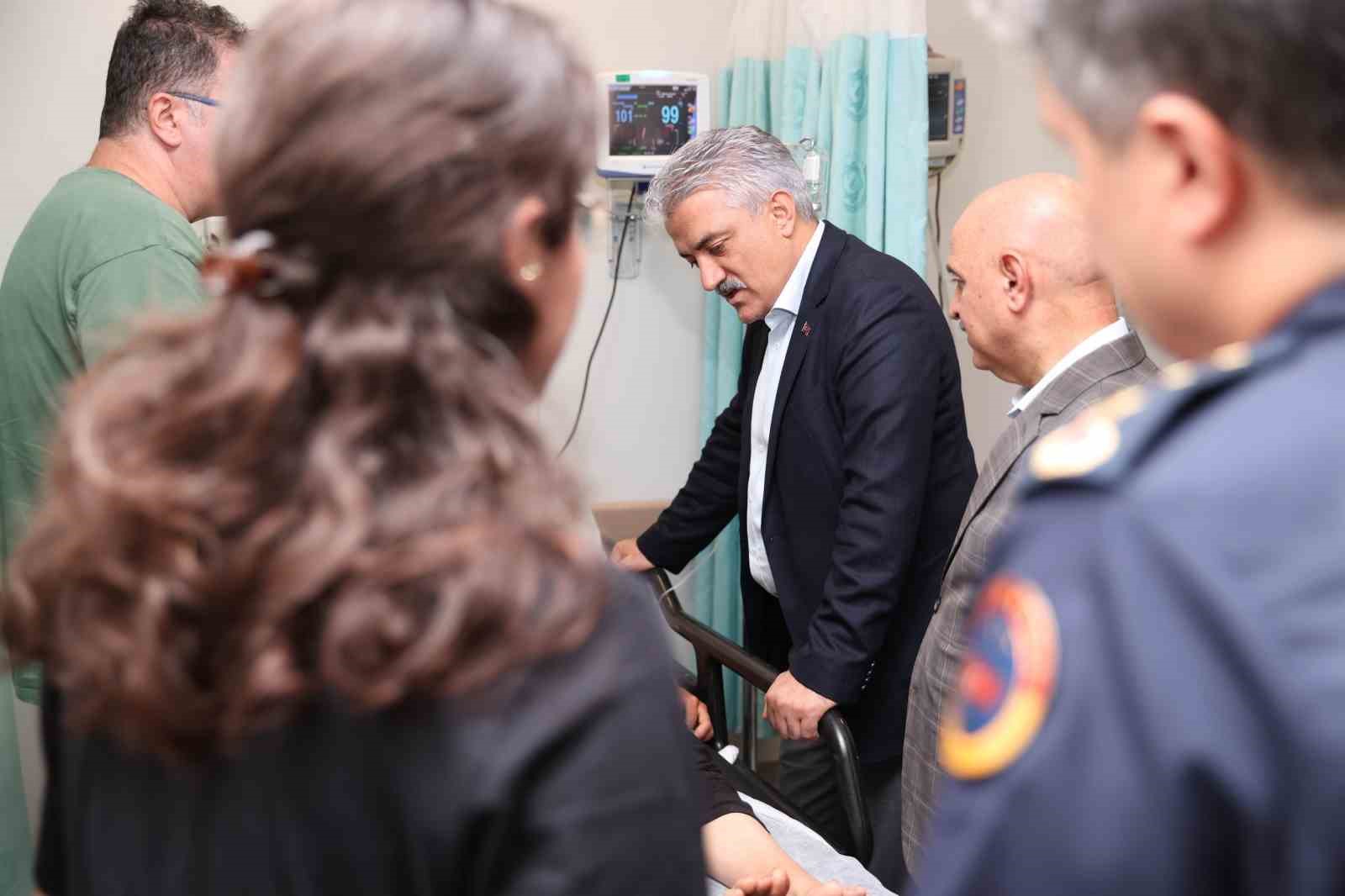 akcakoca-daki-kazada-yaralananlari-vali-makas-ziyaret-etti