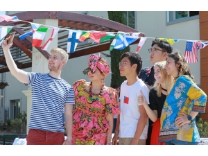 Farklı Kültürlerin Renkli Buluşması