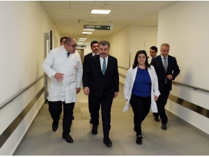 Sağlık Bakanı Koca Yüzüne Kezzap Atılan Berfin’i Ziyaret Etti