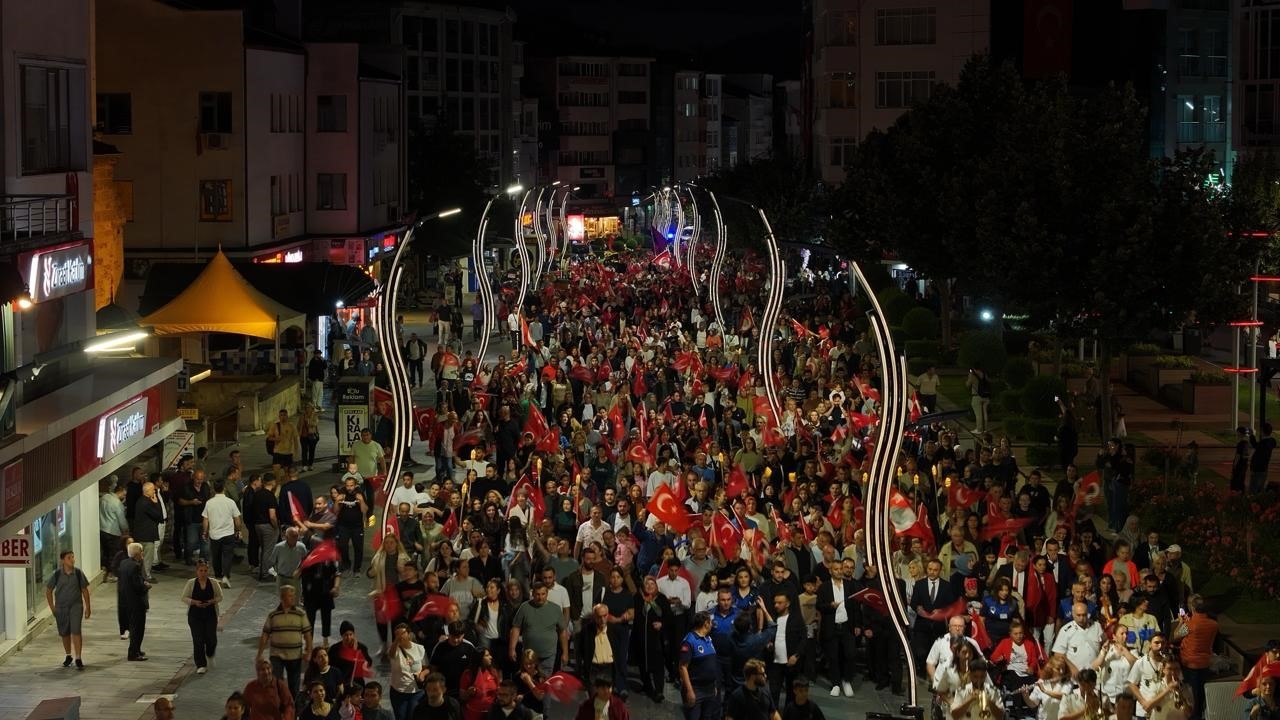 bolu-da-30-agustos-zafer-bayrami-fener-alayiyla-kutlandi