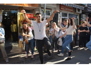 100. Yıl İçin 100 Kursiyer Sokakta Harmandalı Oynadı