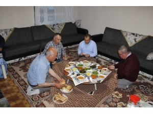 Şehit Ailesinin Evinde İftar Yemeği