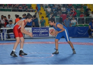 Minikler Grekoromen Grup Müsabakaları Başladı