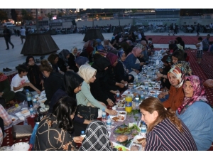 Şanlıurfalılar İftarını Rabia Meydanı’nda Açıyor