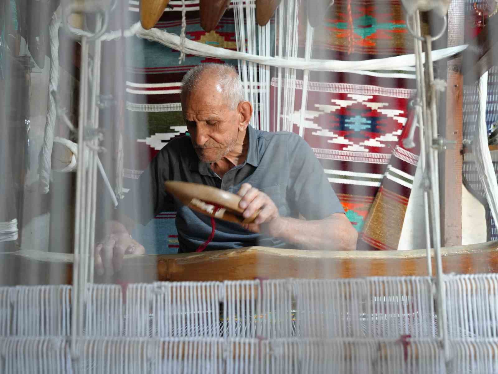 3-metrekarelik-dukkanindan-dunyaya-aciliyor