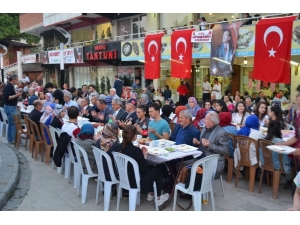 Şehit Asker Arkadaşları İçin İftar Yemeği Verdiler