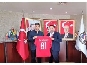 Ertuğrul Sağlam’dan Başkan Yanmaz’a Forma Hediye Etti