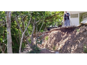 Kozluk’ta Binanın Bahçesinde Toprak Kayması Yaşandı