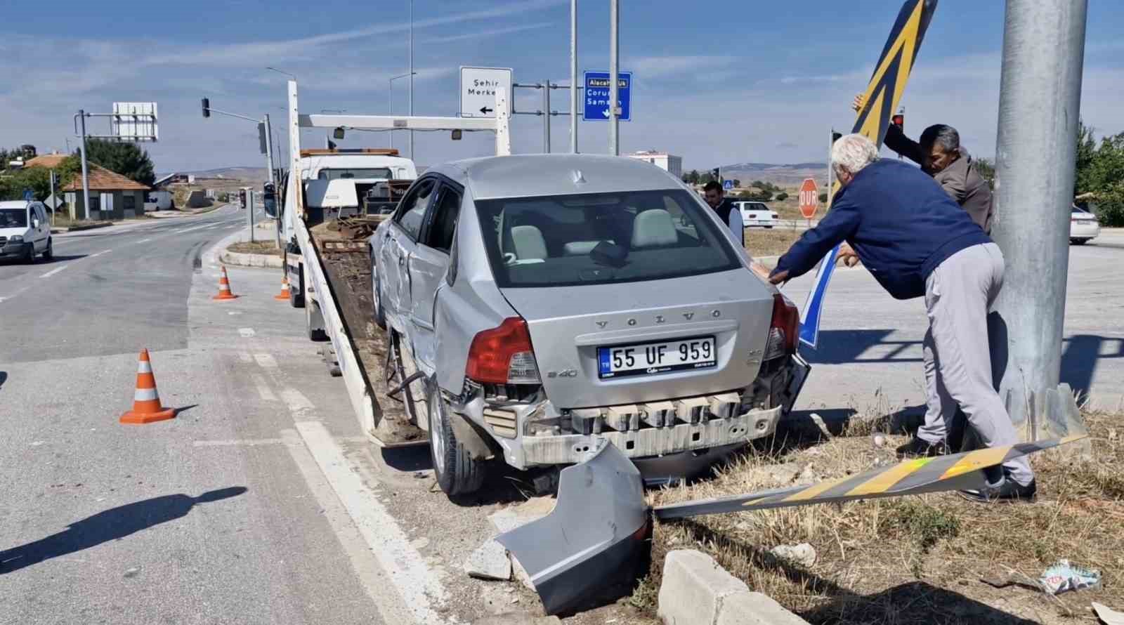 kirmizi-isikta-durmadi-iki-otomobile-carpti-ehliyetine-2-ay-el-konuldu