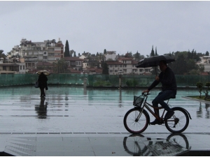 Antalya’da Yaz Yağmuru Islattı