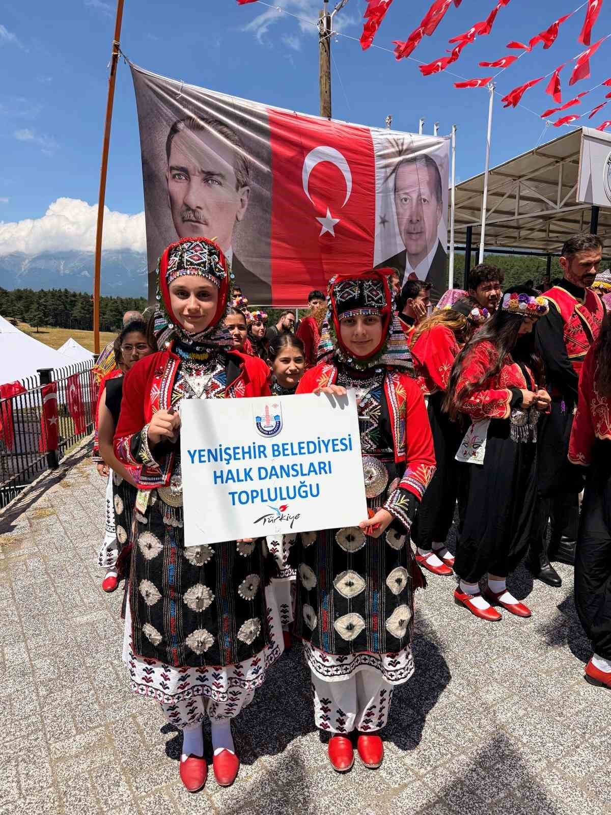 yenisehir-halk-danslari-toplulugu-kocayayla-senlikleri-nde-ayakta-alkislandi
