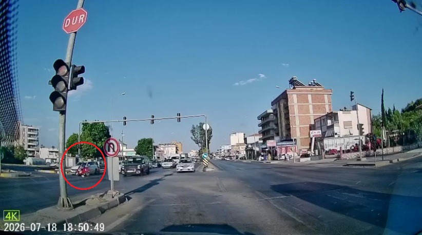 otomobile-carpan-motosiklet-surucusunun-kaski-firladi-havada-takla-atip-yere-savruldu
