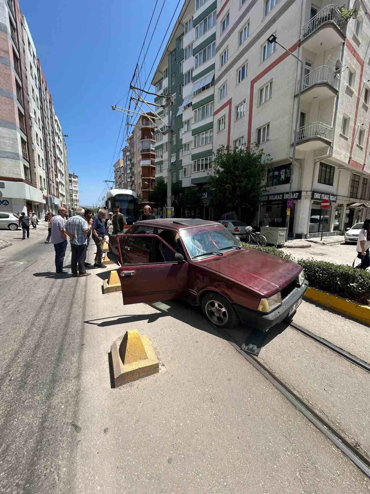 eskisehir-de-trafik-kazasi-sebebiyle-tramvay-seferleri-aksadi