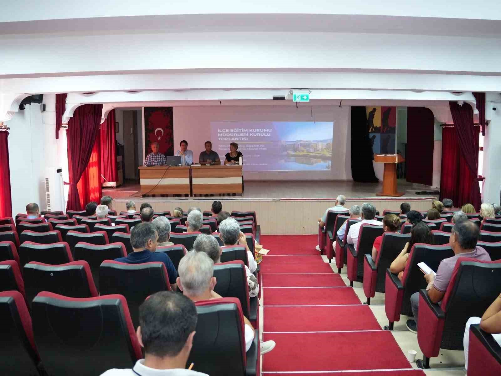koycegiz-de-sene-sonu-mudurler-kurulu-toplantisi-yapildi