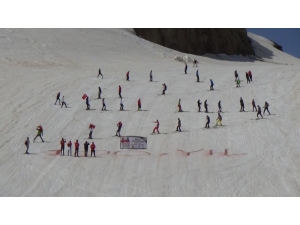 Gençler 2 Bin 800 Rakımda Kayak Yaptı